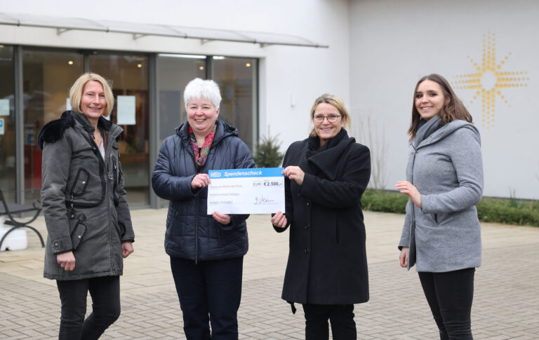 Fototermin für #Wirin: Die Solinger REO AG übergibt 2500 Euro ans Palliative Hospiz, Gotenstraße 3.
böh ist nicht vor Ort, hat Text für BU
*APs vor Ort: Frau Germhardt und Frau Usein von Re
v.l. fürs Hospiz Nadine Beier und Angelika Beyer, für REO Jasmina Usein und Michelle Germhardt