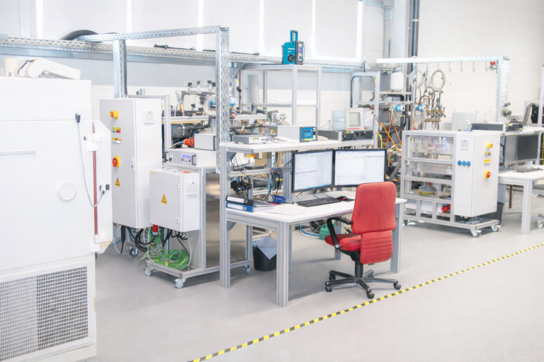 Prüfanlagen für Batteriespeicher: Wenn Sicherheit, Qualität und Zukunft getestet werden